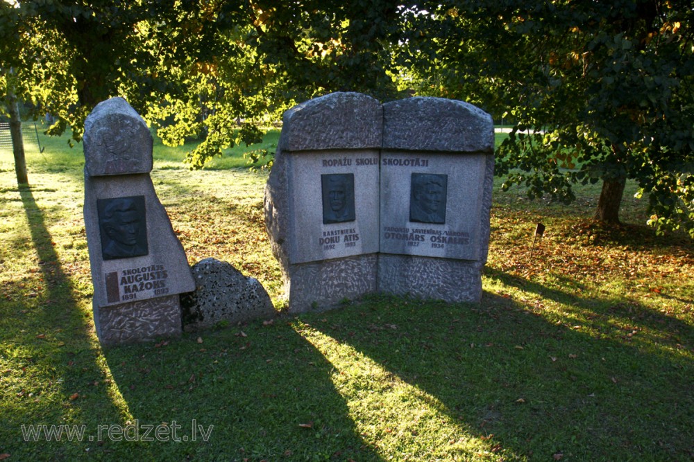 Piemiņas zīme pie Ropažu skolas