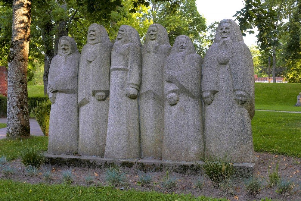 L. Rezevskas skulptūra "Suitu sievas" (1980)