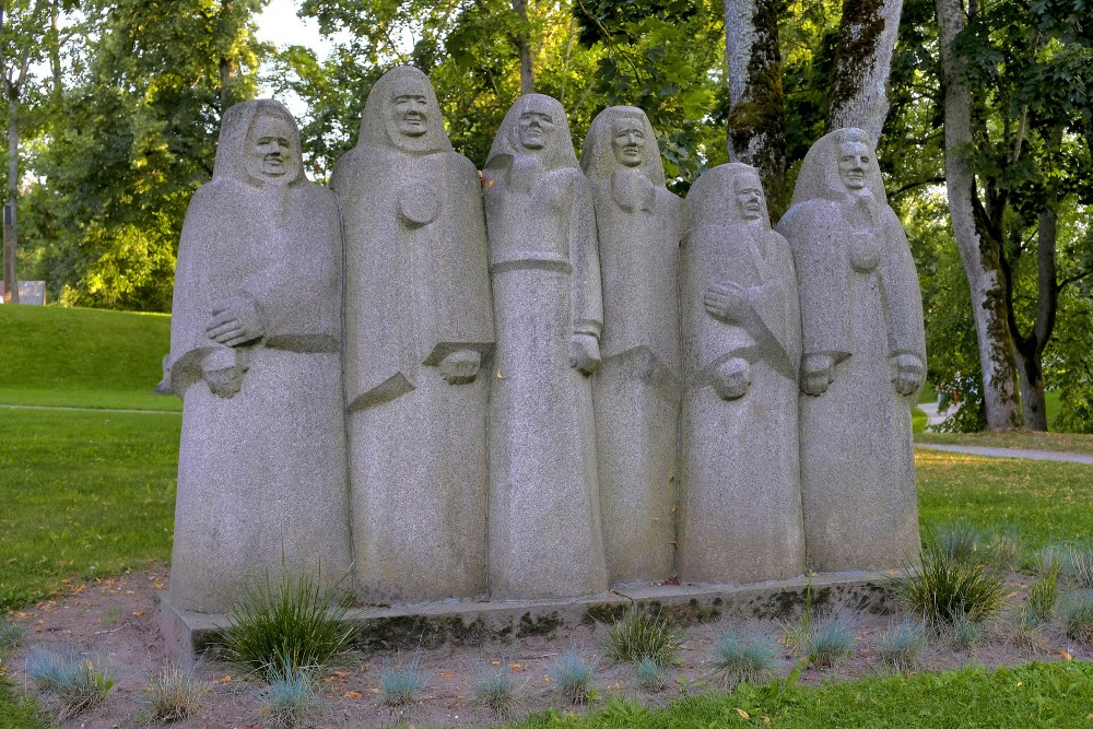 L. Rezevskas skulptūra "Suitu sievas" (1980)