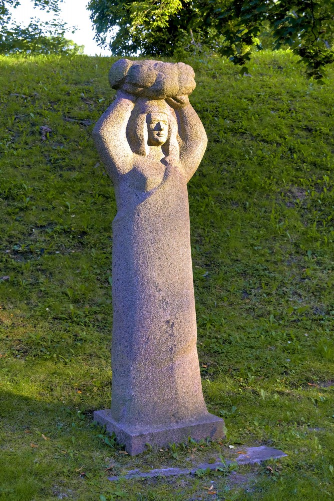 L. Rezevskas skulptūra "Uz dziesmu svētkiem" (1984)