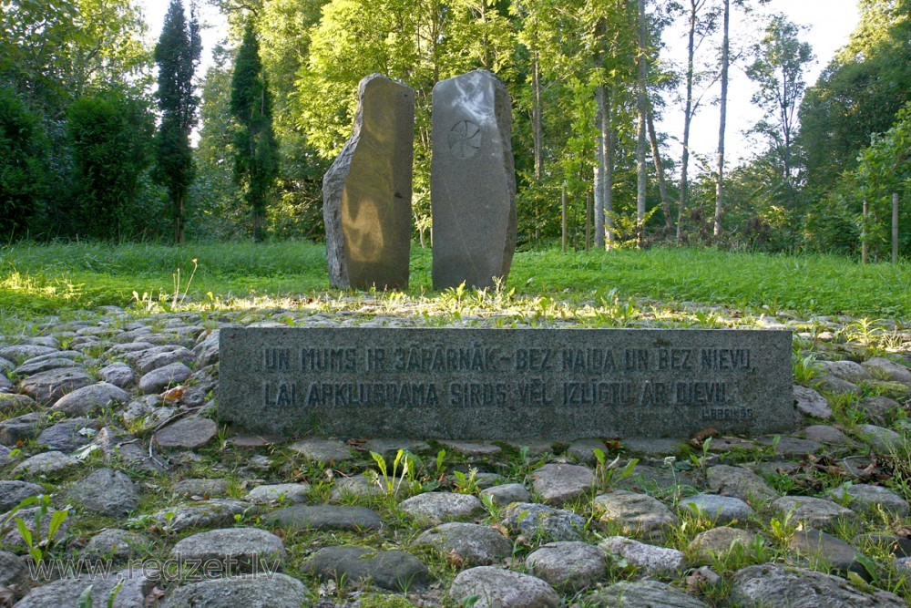 Represēto ropažnieku piemiņas akmens