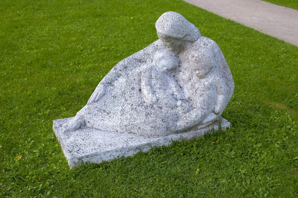 L. Rezevskas skulptūra "Māte ar bērniem" (1970)