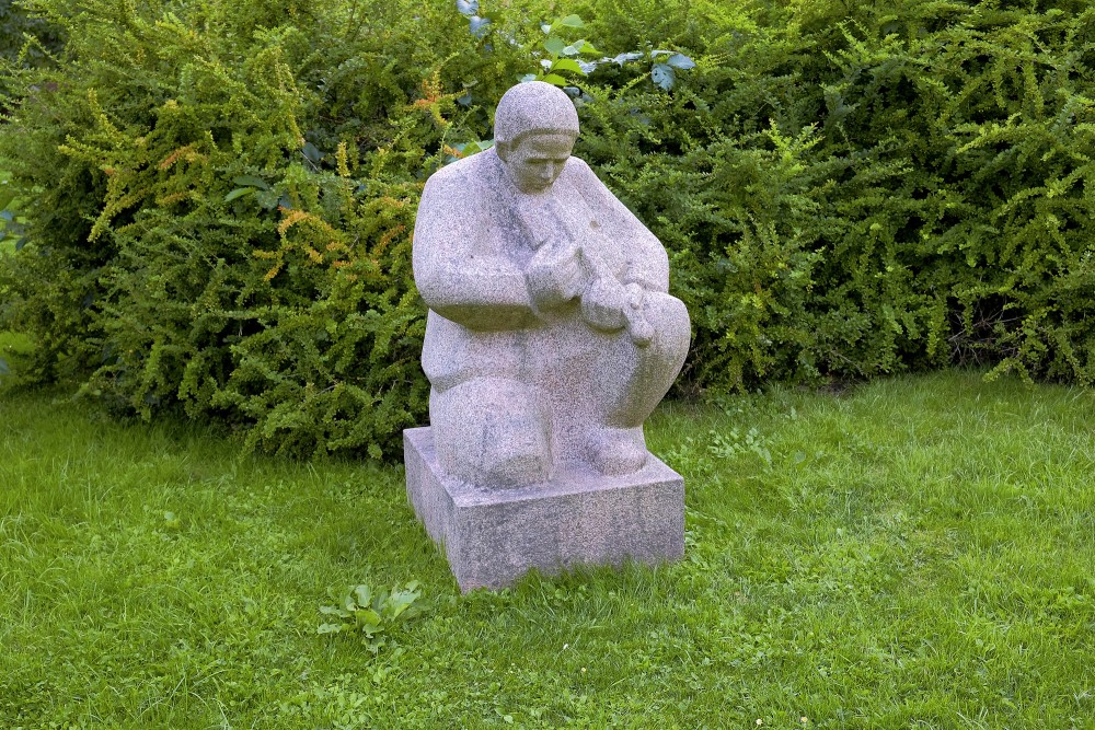 L. Rezevskas skulptūra "Tautas muzikants" (1977)