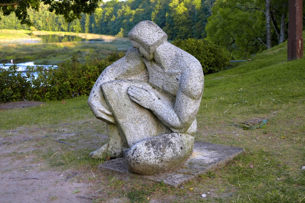 L. Rezevskas skulptūra "Koklētājs" (1975)