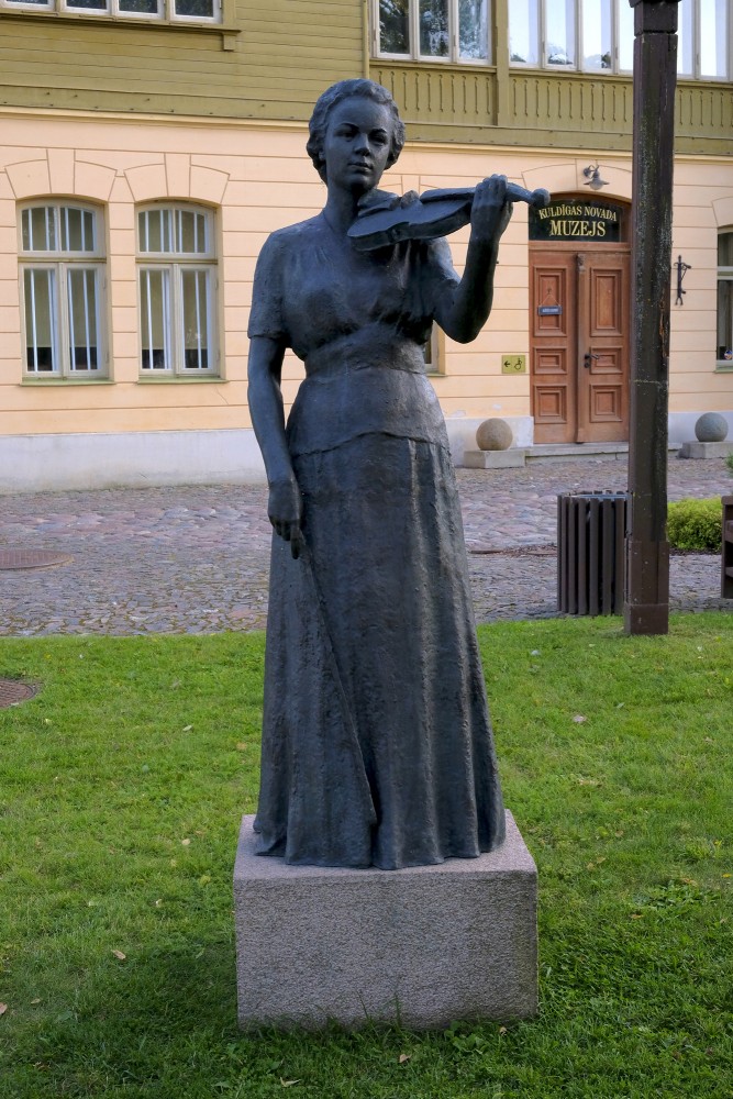 L. Rezevskas skulptūra "Vijolniece Lida Rubene" (1951)