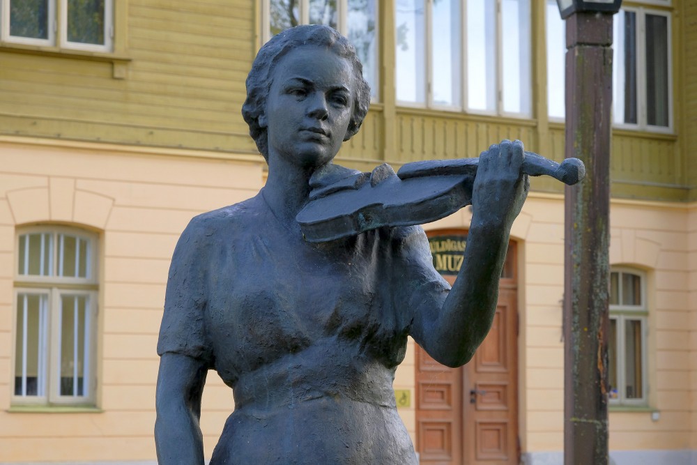 L. Rezevskas skulptūra "Vijolniece Lida Rubene" (1951)