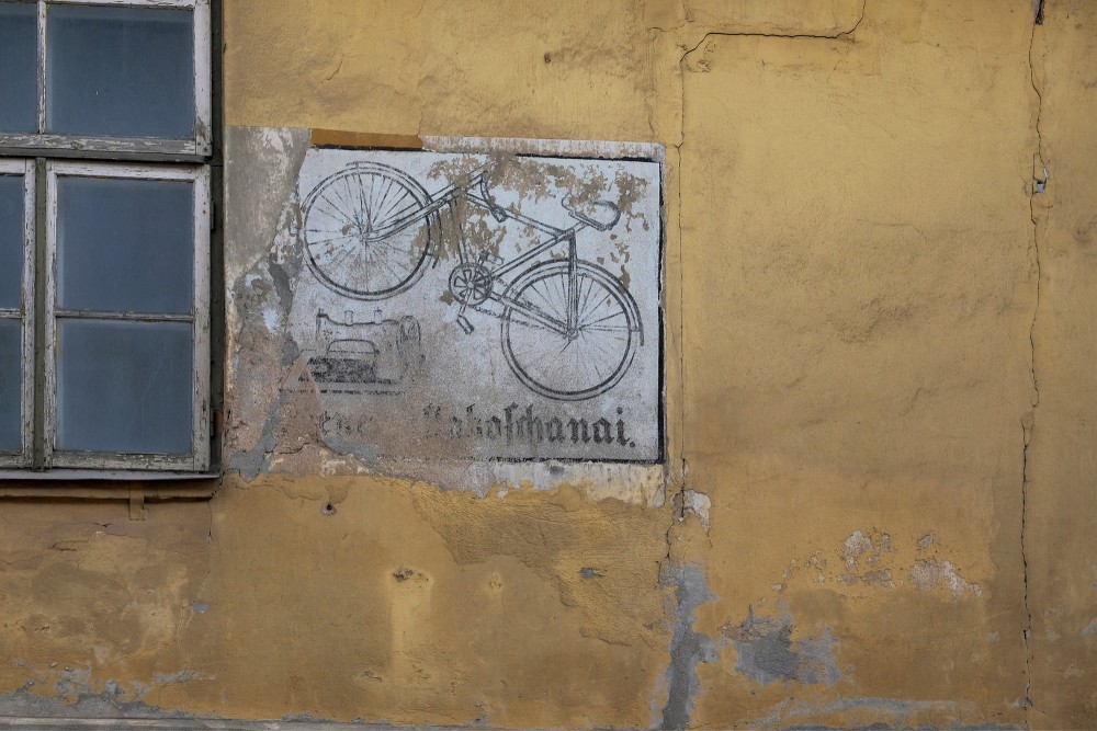 Sena reklāma uz mājas sienas Kuldīgā