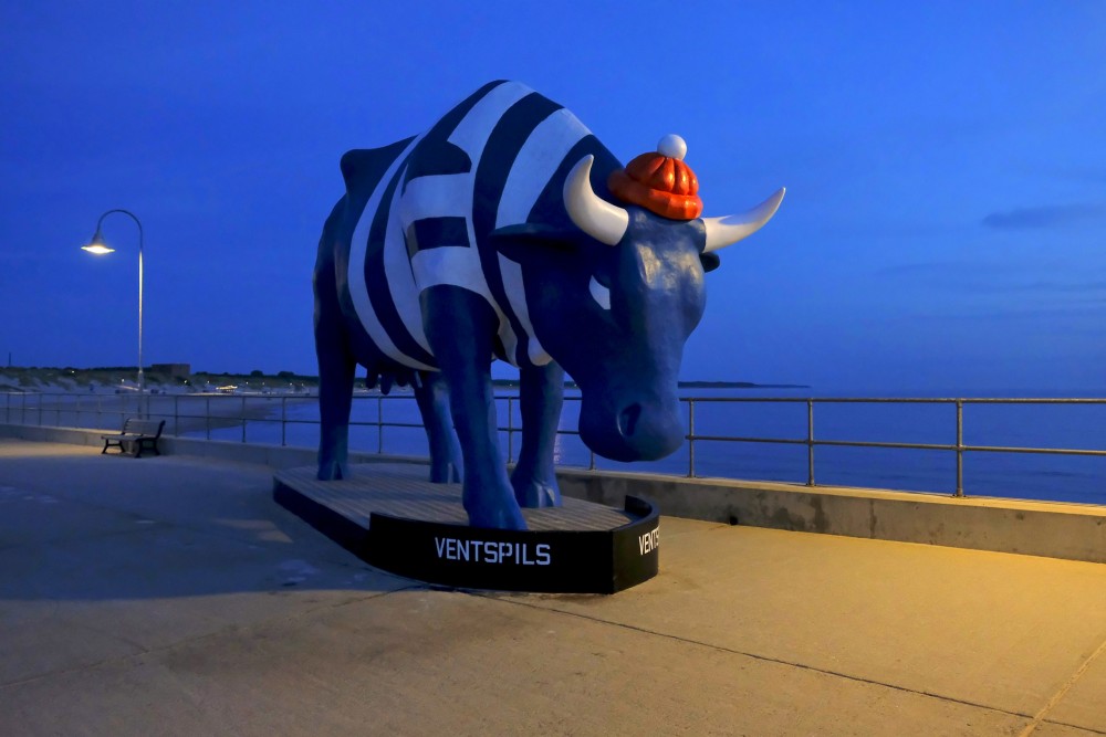 Skulptūra Govs Matrozis Ventspils Dienvidu molā pie jūras