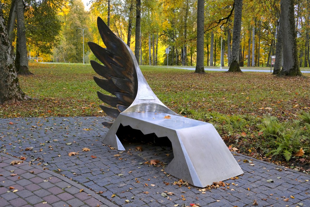 Vides objekts "Goda krēsls Kārlim Grigulim" ar putna spārna motīvu Rembates parkā Vides objekts "Goda krēsls Kārlim Grigulim" ar putna spārna motīvu Rembates parkā