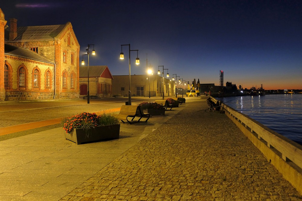 Atjaunotā Ostas ielas promenāde Ventspilī krēslā gar Ventas upi