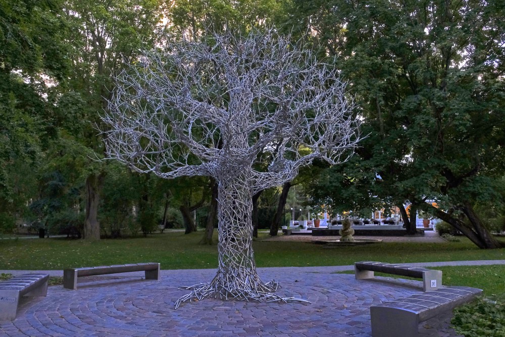 Metāla skulptūra Spoku koks Liepājas Jūrmalas parkā