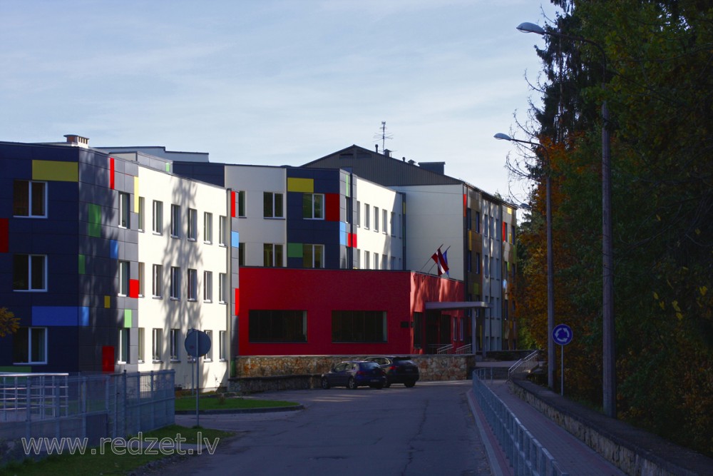 Ogres sākumskola (Meža prospekts 14)