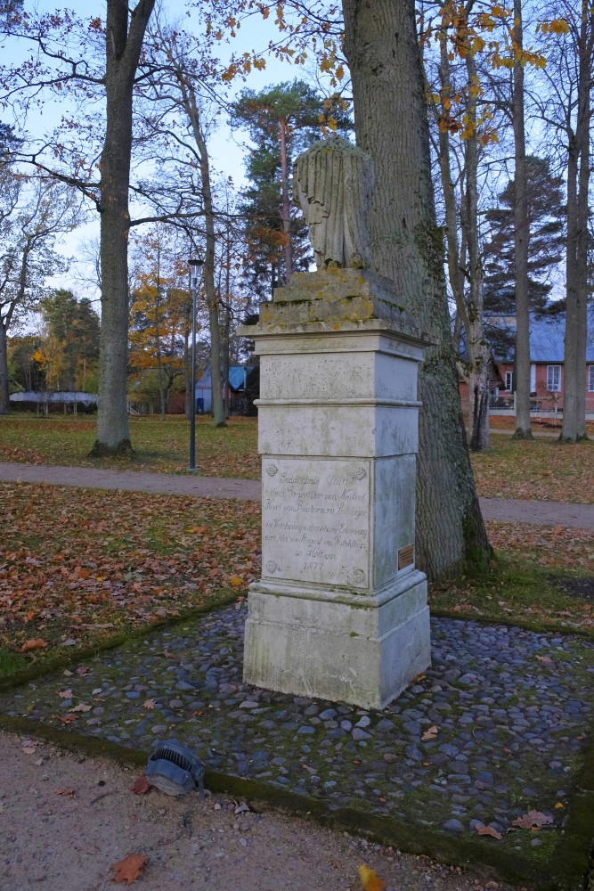 Piemineklis Neibādes peldvietas dibinātājiem (Saulkrasti)