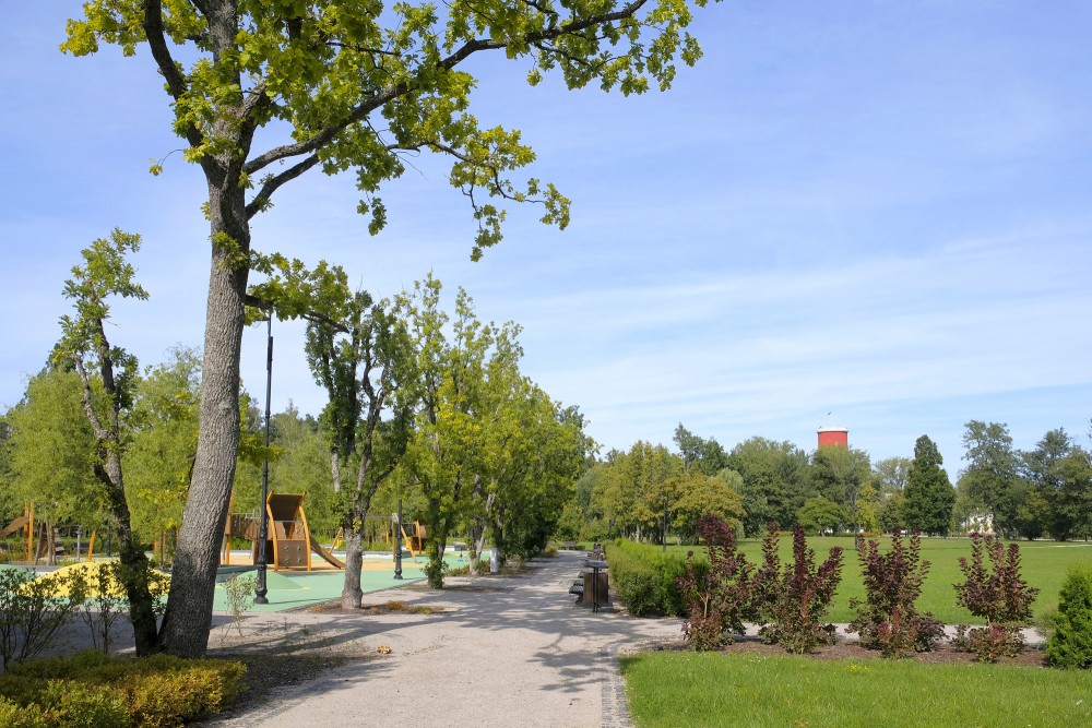 Parka celiņš Ķemeru kūrorta parkā ar rotaļu laukumu