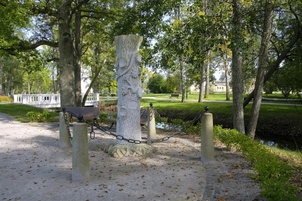 Ķemeru parka piemineklis kūrorta dibinātājiem dabas ieskautā ainavā