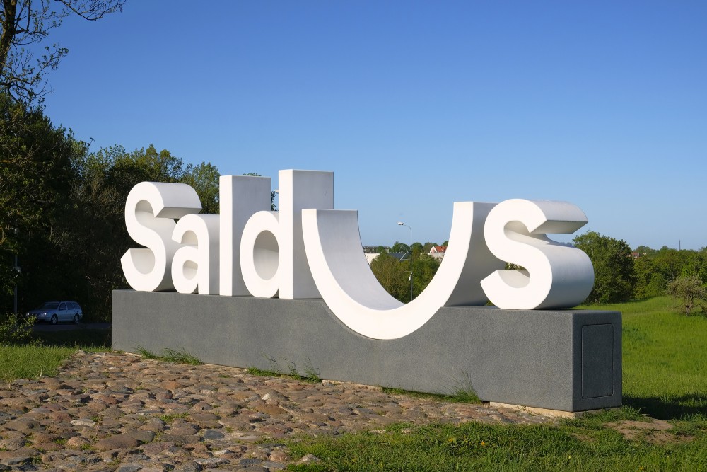 Saldus pilsētas zīme Biļļu kalnā
