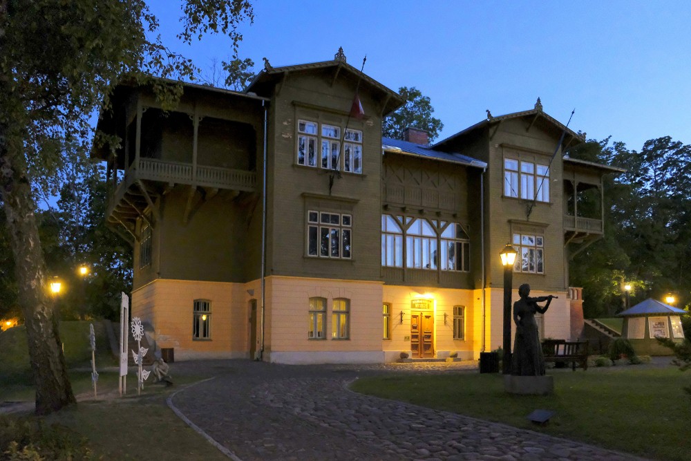 Kuldīgas novada muzejs naktī