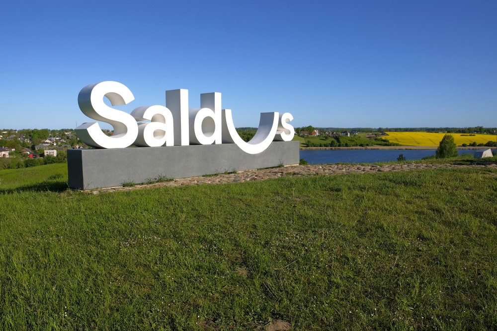 Saldus pilsētas zīme Biļļu kalnā