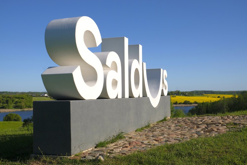 Saldus pilsētas zīme Biļļu kalnā