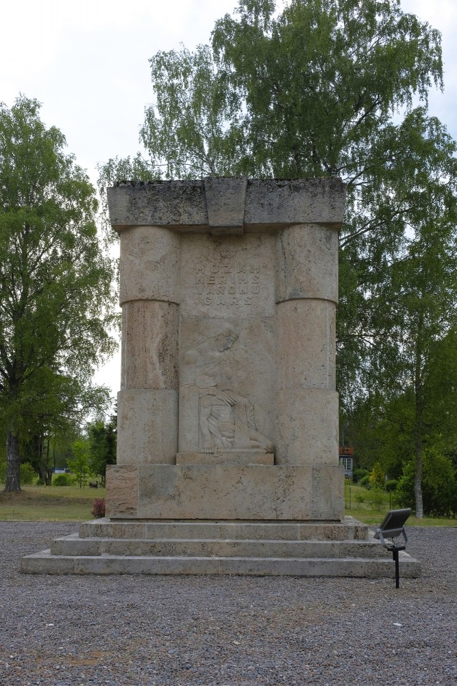 Piemineklis Neatkarības karā kritušo karavīru piemiņai Jaunpiebalgā