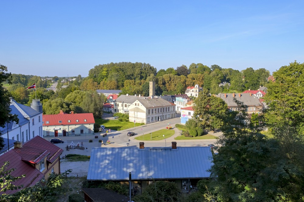 Gleznains skats uz Talsu pilsētas ainavu no Ķēniņkalna saulainā dienā