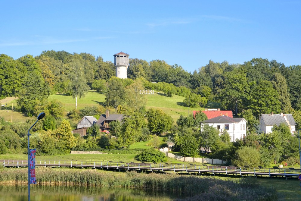 Pilsētas ainava ar Talsu pilskalnu, ūdenstorni un ezeru