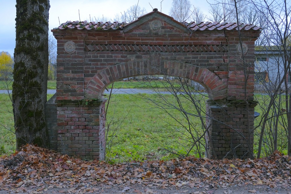 Braslavas muižas vārti uz ābeļdārzu