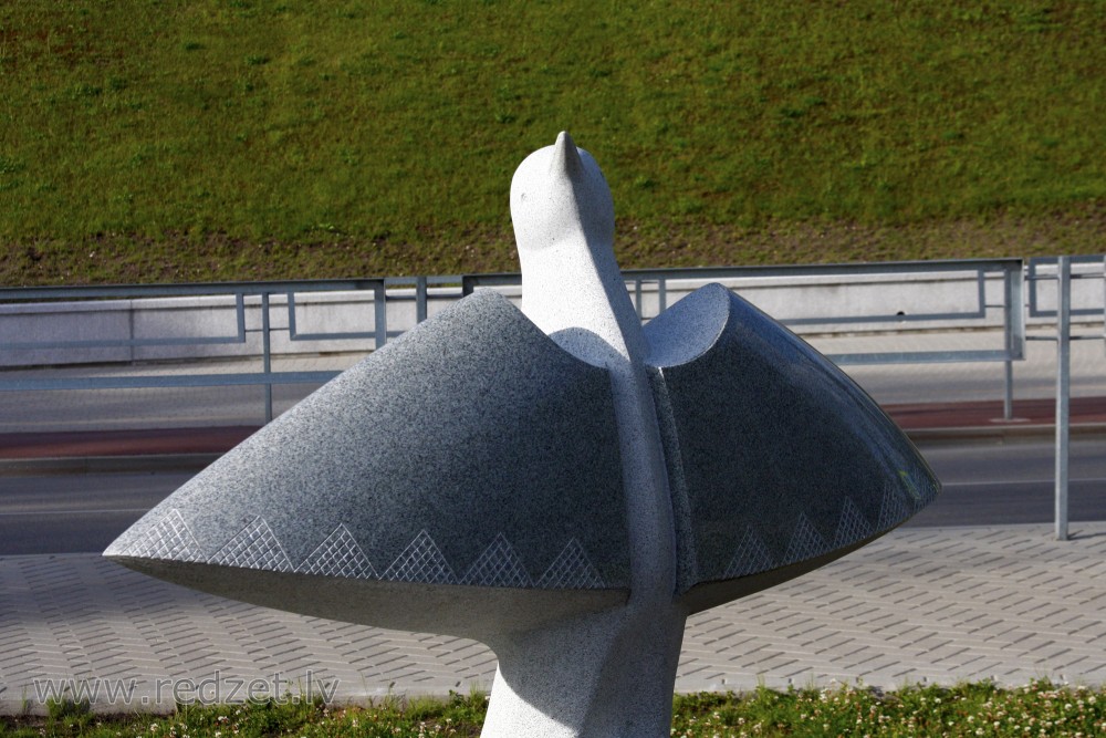 Sculpture "Baltā Cielava" (White wagtail)