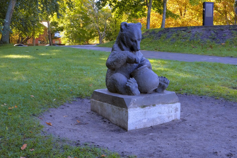 Lāča skulptūra ar medus podu Liepājā