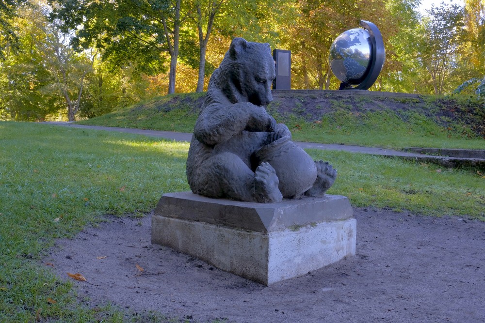 Skulptūra "Lācis ar medus podu" (Liepāja)