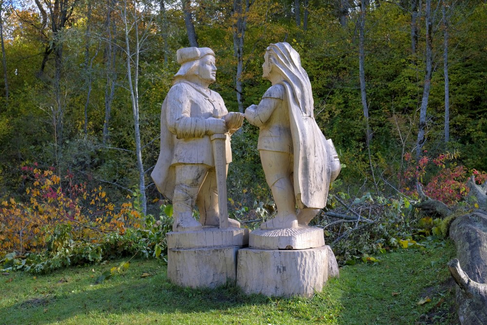 Koka skulptūras "Indulis un Ārija" Embūtē