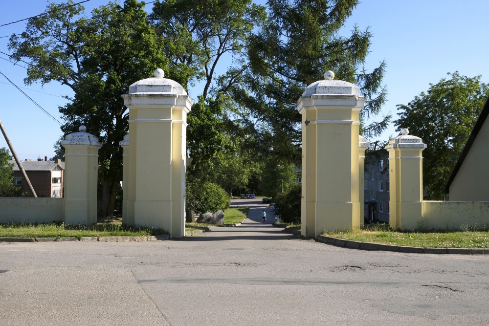 Sventes muižas vārti