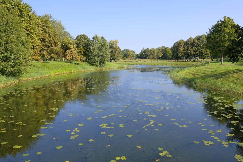 Plašs Bārtas upes posms ar zālieniem un kokiem Skodas pilsētas parkā