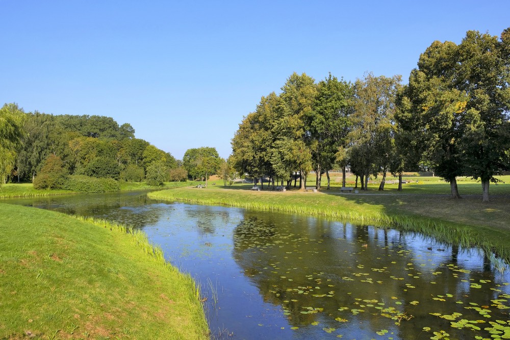 Bārtas upes līkums ar koku aleju un parka soliņiem