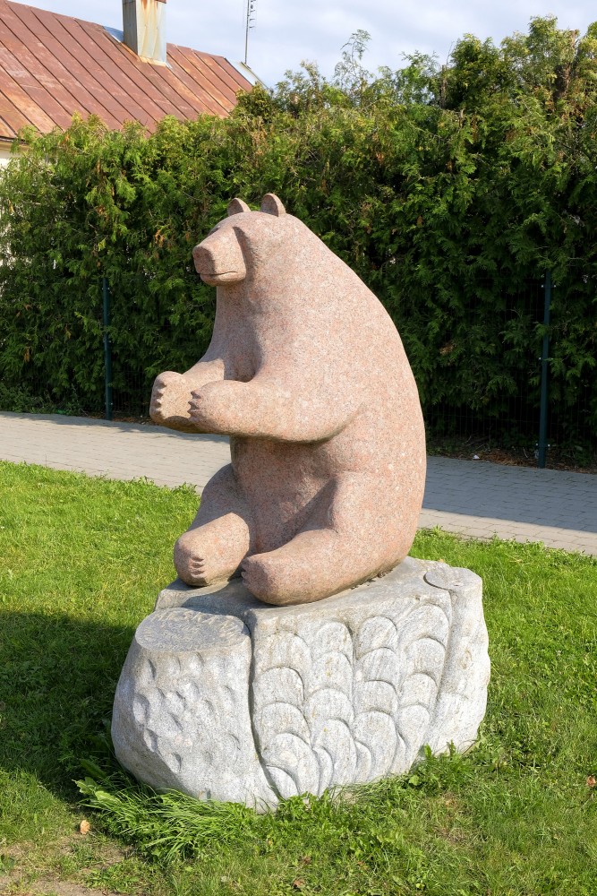 Skulptūra “Lācis” Salanti pilsētā uz akmens postamenta
