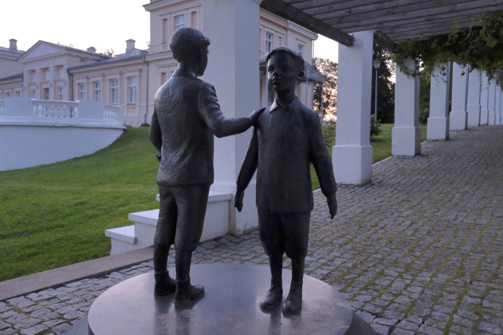 Bronzas zēnu skulptūra pie Renavas muižas kolonnām Bronzas zēnu skulptūra pie Renavas muižas kolonnām