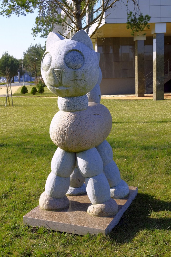 Akmens skulptūra kaķa tēlā skulptūru parkā "Akmens laikmets" Akmens skulptūra kaķa tēlā skulptūru parkā "Akmens laikmets"