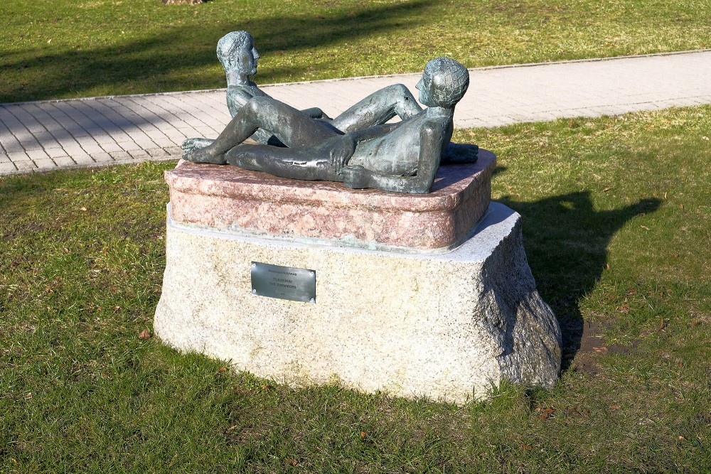 Skulptūra “Plaukikai” Palangas skulptūru dārzā uz akmens postamenta