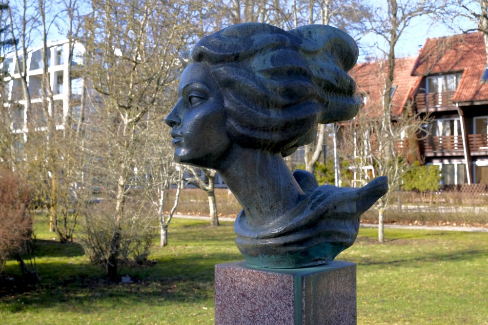 Bronzas skulptūras galva uz postamenta Palangas skulptūru dārzā