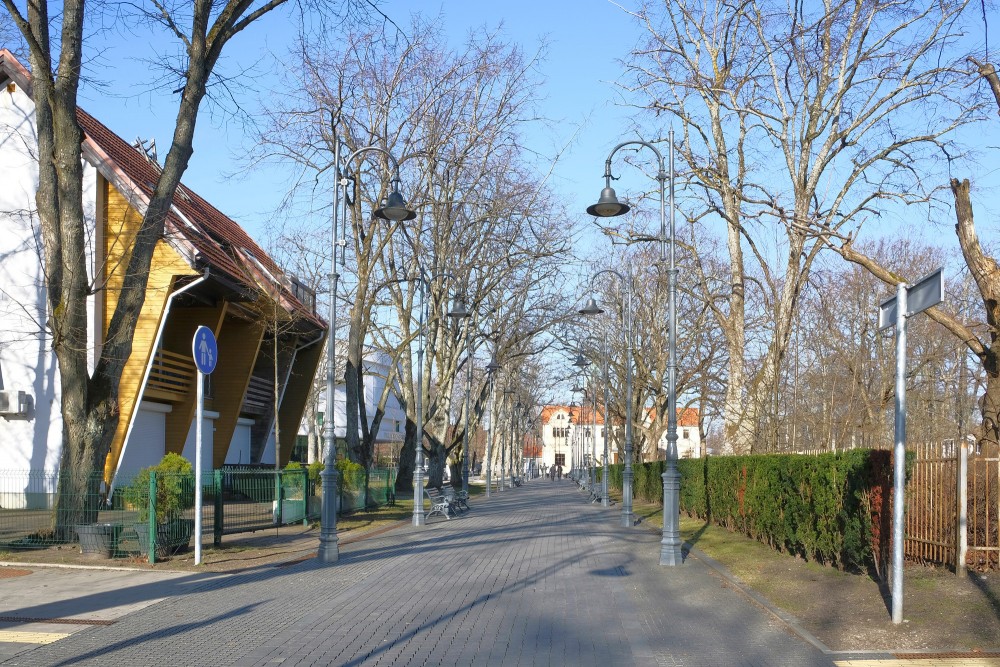 Grāfa Tiškeviča avēnija Palangā ar laternām un kailiem kokiem saulainā dienā