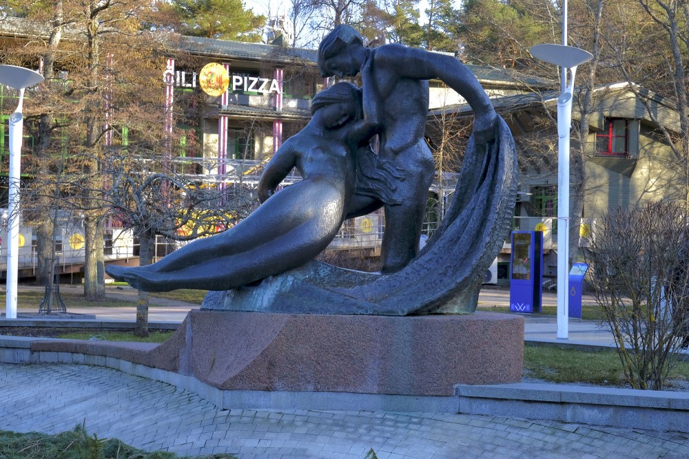 Sculpture “Jūratė and Kastytis” in Palanga near a park