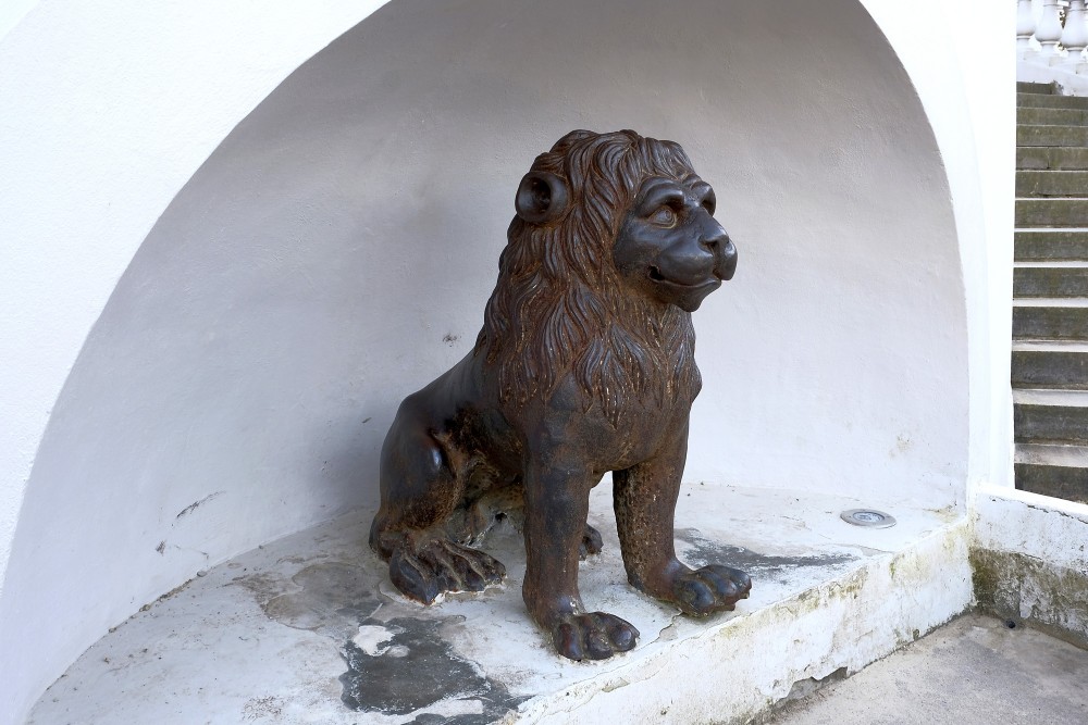 Lauvas skulptūra nišā pie kāpnēm pie Dzintara muzeja ieejas