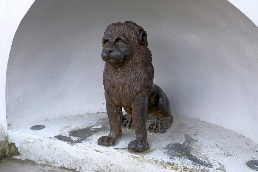 Lauvas skulptūra zem baltas arkas nišā pie Dzintara muzeja