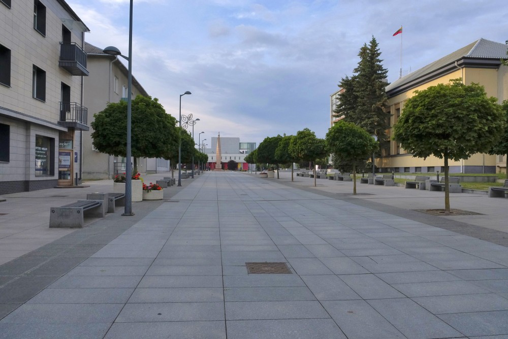 J. Basanavičiaus laukums Marijampolē ar pieminekli un promenādi