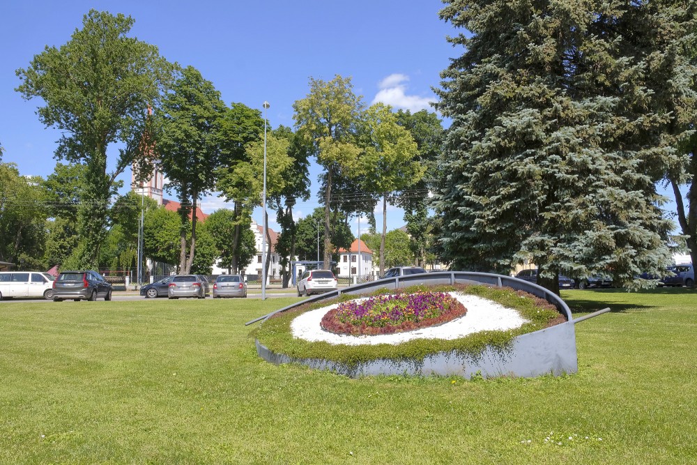 Dekoratīva puķu dobe acs formā pilsētas parkā Kretingā
