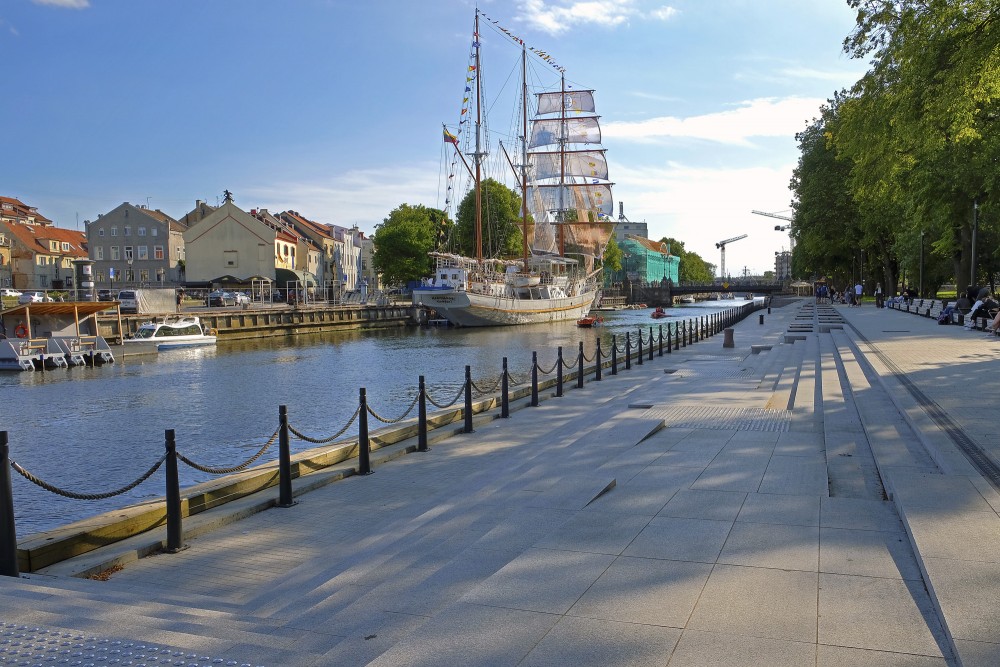 uru kuģis Meridianas un Danes upes promenāde Klaipēdā
