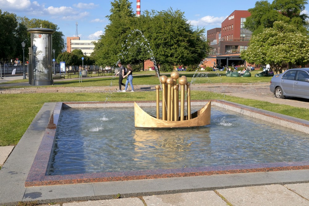Meridiano fontanas Laivelis in rectangular pool Klaipeda