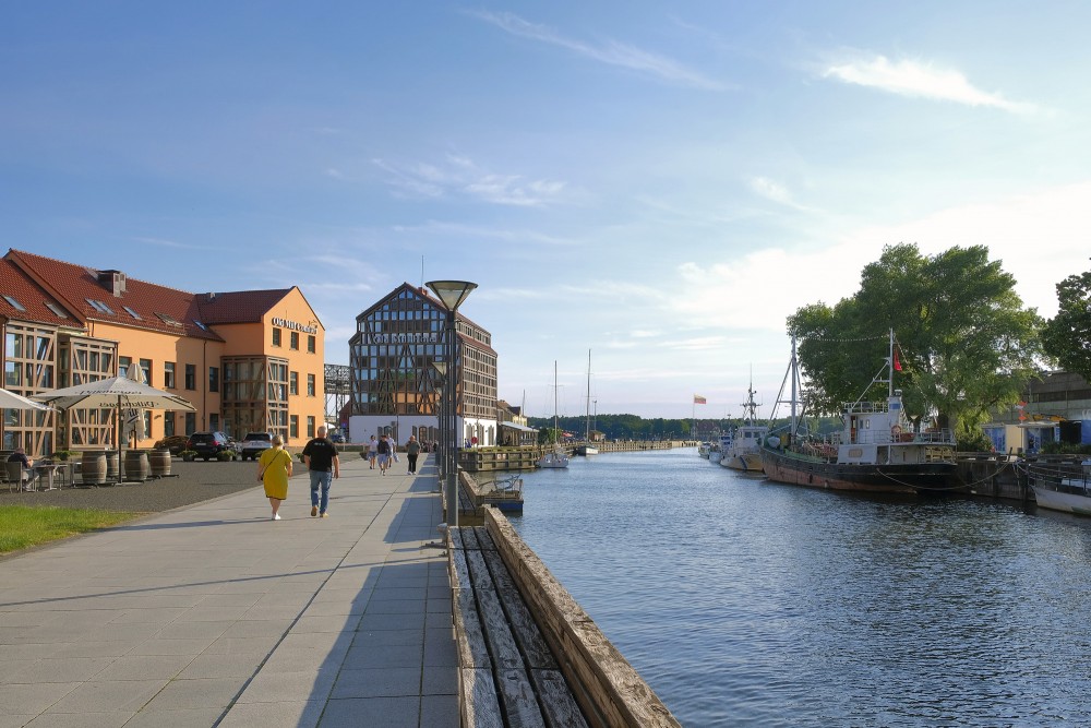 Danes upes krastmala un kuģi Klaipēdas pilsētā