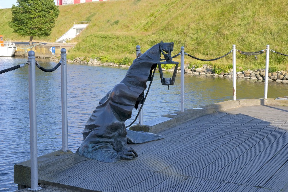 Melnā spoka skulptūras profils Klaipēdas ostas krastmalā