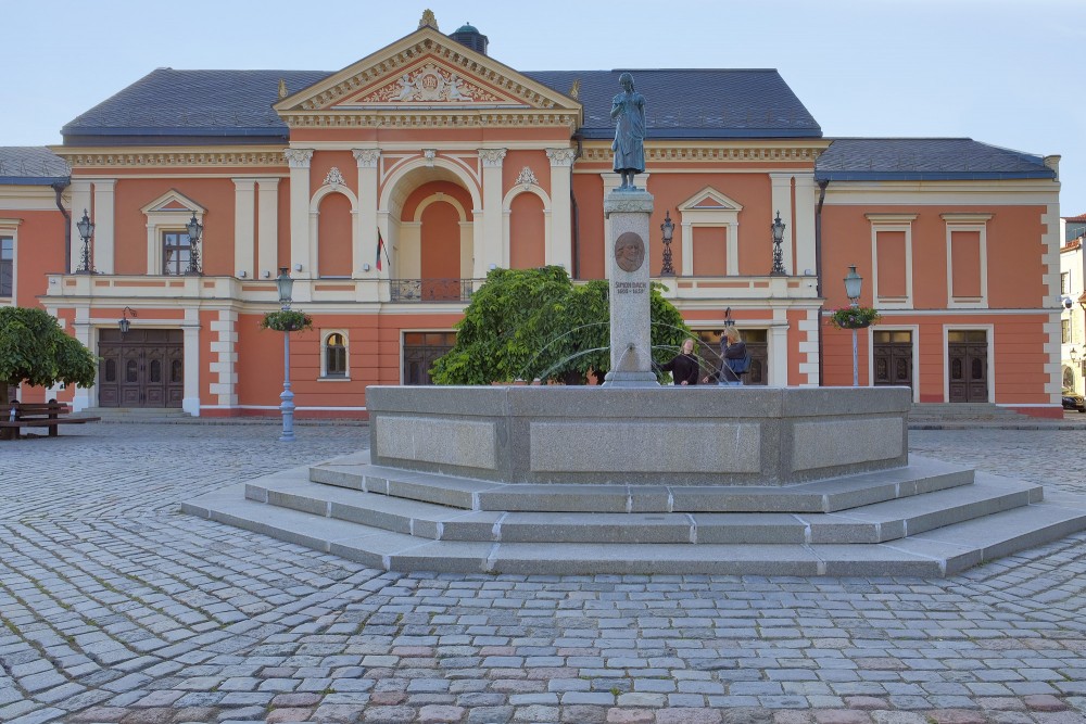 Klaipēdas Drāmas teātra ēka un Tāravas Anniņas strūklaka